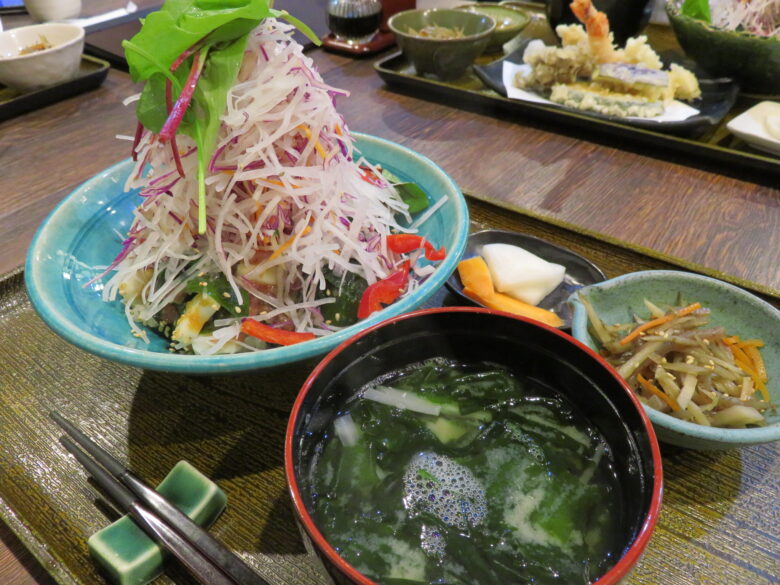野菜いっぱい海鮮丼