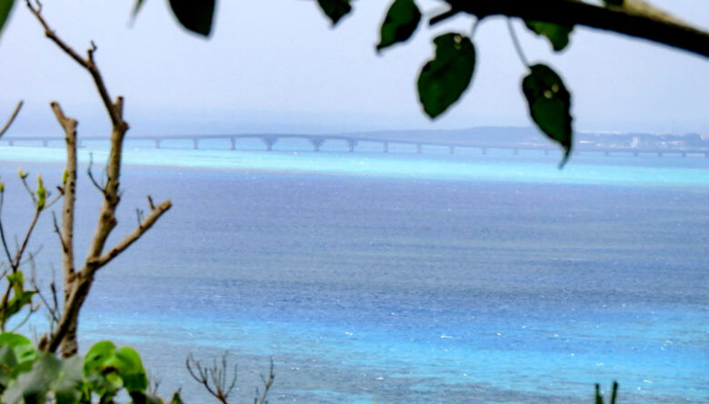 大神島展望台から見た池間大橋