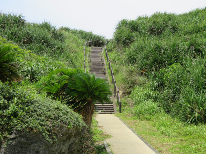 大神島多目的広場前のの階段