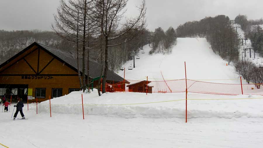 草津国際スキー場天狗山クワッドリフト(左)と夏道コースからのNEWコース(右)